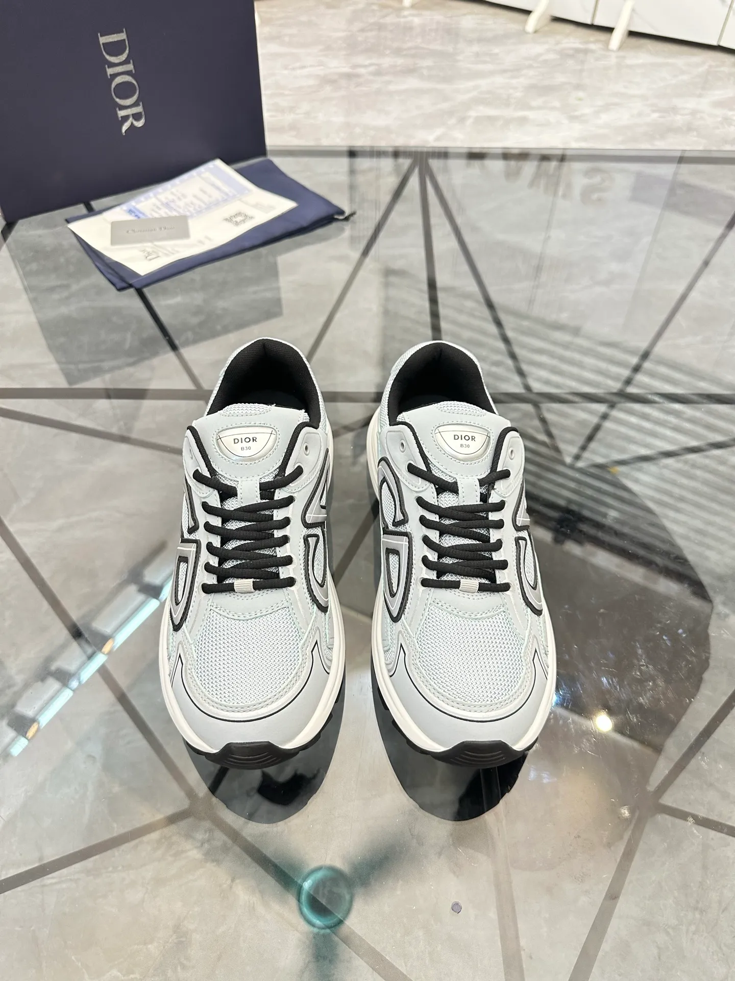 Men's shoes: 💰P400¥ Available in Guangzhou Product trademark: Dior* "Dior*" low-top casual shoes Regular size: 35-46 (can be customized to 47) Couple style Product materials: Upper imported cowhide stitched with original fabric, breathable lining, ultra-light foam original outsole. No.: 007